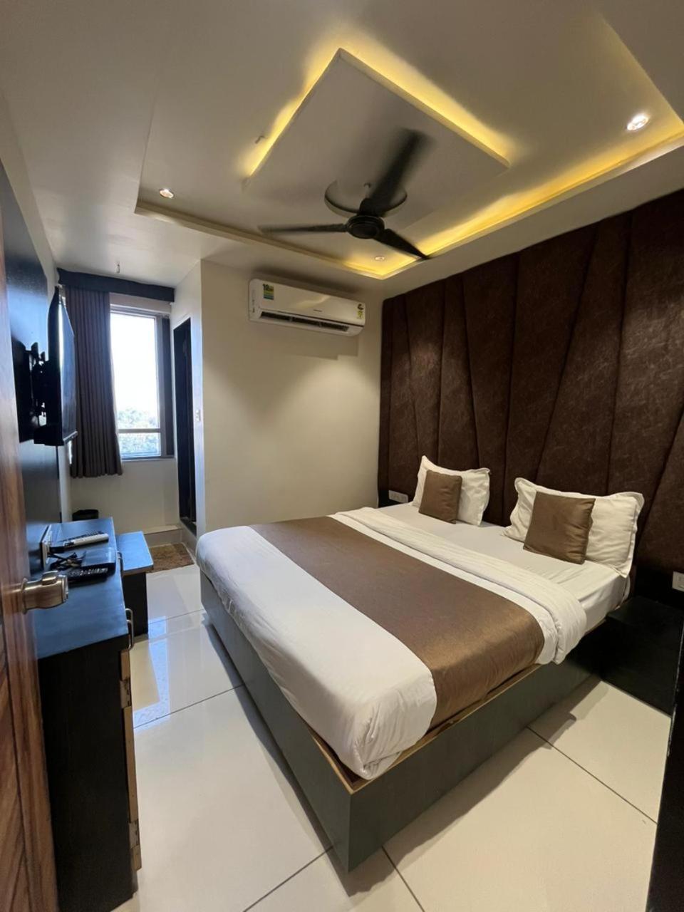 Prime View Hotel Ahmedabad Exterior foto