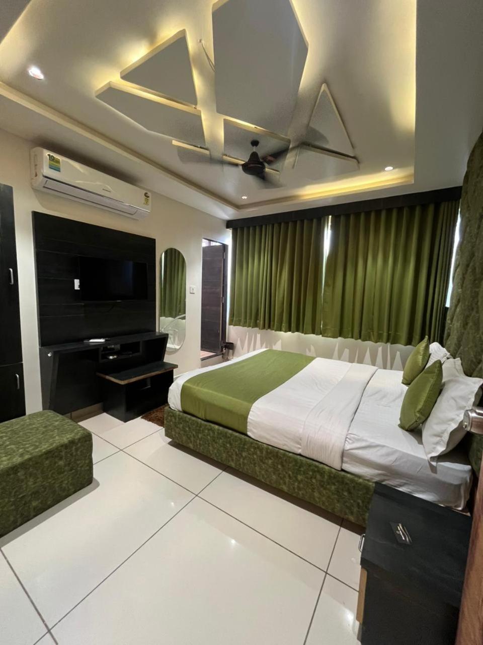 Prime View Hotel Ahmedabad Exterior foto